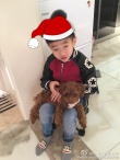 杨云晒杨阳洋萌照 “戴”圣诞帽抱小狗嘟嘴搞怪