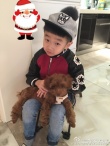 杨云晒杨阳洋萌照 “戴”圣诞帽抱小狗嘟嘴搞怪