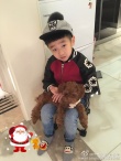 楊云曬楊陽洋萌照 “戴”圣誕帽抱小狗嘟嘴搞怪