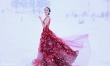 婁藝瀟雪中紅裙寫真露事業(yè)線 演繹浪漫美艷女王