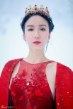 婁藝瀟雪中紅裙寫真露事業(yè)線 演繹浪漫美艷女王