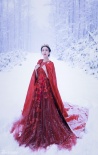 婁藝瀟雪中紅裙寫真露事業(yè)線 演繹浪漫美艷女王