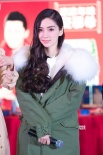 Angelababy带病坚持工作 体力透支被送往医院