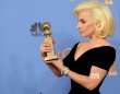 Gaga获迷你剧类最佳女主难掩激动 后台亲吻奖杯