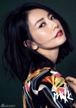 高圆圆登杂志衣着艳丽妆容精致 露香肩秀美腿