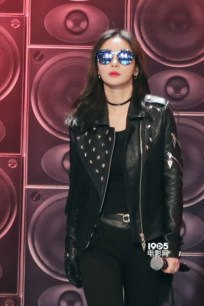 柳岩献唱《无地自容》 穿皮衣戴黑超看呆韩庚