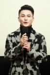 《当我们年轻的时候》首映 叮当突破形象演土豪