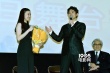 《家族之苦》首映见面会 妻夫木聪献花苍井优