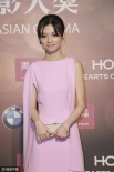 春夏淡粉色長裙端莊優(yōu)雅 聯(lián)手白只出席頒獎禮