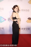 邓紫棋穿露背装曲线玲珑 正常审美造型师已上线