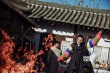 罗泓轸《哭声》曝新剧照 黄政民变身巫师跳大神