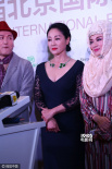 王姬霸气亮相红毯 低胸黑裙性感丰腴美人不老