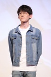 《青?！穼?dǎo)演攜“光頭CP”回母校 白敬亭人氣高