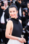 李冰冰亮相紅毯 白色拖尾長(zhǎng)裙美艷性感半球盡露