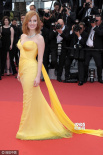 杰西卡·查斯坦亮相戛纳红毯 明艳黄裙性感十足