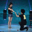 曹贵人录节目丸子头可爱 被赵英俊求婚感动落泪