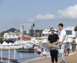 《終極勝利》竇驍約瑟夫黑白配 戛納海灘放風(fēng)箏