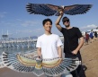 《终极胜利》窦骁约瑟夫黑白配 戛纳海滩放风筝