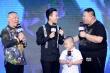 郭德綱現(xiàn)場配音《搖滾藏獒》 鄭鈞一家三口同臺