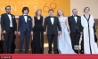 威廉·達(dá)福攜嬌妻亮相《畢業(yè)會(huì)考》戛納首映秀恩愛(ài)