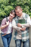 柳巖《路過》片場 與岳云鵬曬“情侶照”如少女