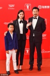 《美好的意外》劇組亮相 歐陽娜娜西服造型帥氣動人