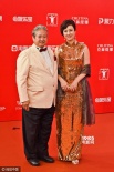 洪金宝携娇妻高丽虹亮相 两人红毯牵手秀恩爱