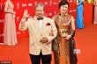 洪金宝携娇妻高丽虹亮相 两人红毯牵手秀恩爱