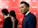 《追兇者也》劇組亮相紅毯 劉燁與粉絲握手互動(dòng)