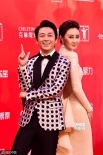 《冒牌卧底》主创亮相红毯 林鹏裸色长裙性感优雅