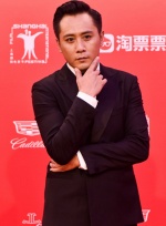 《追兇者也》眾主創(chuàng)亮相 劉燁西裝革履不忘賣萌