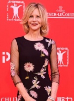 美國(guó)甜姐梅格·瑞恩亮相 黑色紗質(zhì)長(zhǎng)裙高貴典雅