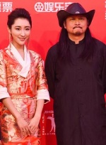 《皮繩上的魂》亮相紅毯 導(dǎo)演張揚(yáng)彰顯最帥民族風(fēng)