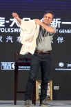 “绿巨人”来京挑战周杰伦唱RAP 现场换衣打太极