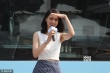 高圆圆托腮显清纯撩发放电 抬手遮阳怕晒黑露甜笑