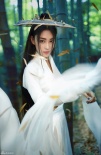 张馨予曝光武侠风新写真  一袭白衣置身竹林