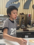 體驗生活？竇靖童到“前繼父”李亞鵬咖啡店打工