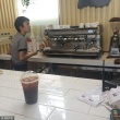 體驗生活？竇靖童到“前繼父”李亞鵬咖啡店打工