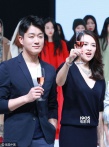 章子怡举杯热聊大口喝酒 开心忙交际不忘秀婚戒