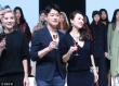 章子怡舉杯熱聊大口喝酒 開心忙交際不忘秀婚戒