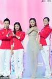 赵丽颖薄纱露背裙显灵气 与奥运冠军吴敏霞比爱心