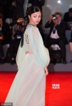 威尼斯《劣质爱情》首映 满岛光恨天高薄纱裙亮相