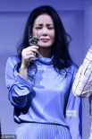 王菲个唱记者会被赞天后心花怒放 举杯小酌心情好