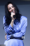 王菲个唱记者会被赞天后心花怒放 举杯小酌心情好