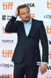 莱昂纳多亮相《淹没》首映 手护发型遭粉丝围堵