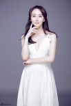 胡静最新写真白裙深V秀美胸 嫣然巧笑性感清新