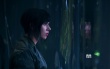 《攻壳机动队》曝五支预告 “寡姐”轻抚女人脸庞