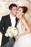 楊怡穿深V白婚紗流幸福眼淚 秀婚戒與羅仲謙熱吻