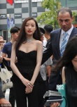 倪妮抹胸衣小露乳沟妖娆娇媚 烈焰红唇玩性感