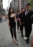 倪妮抹胸衣小露乳沟妖娆娇媚 烈焰红唇玩性感